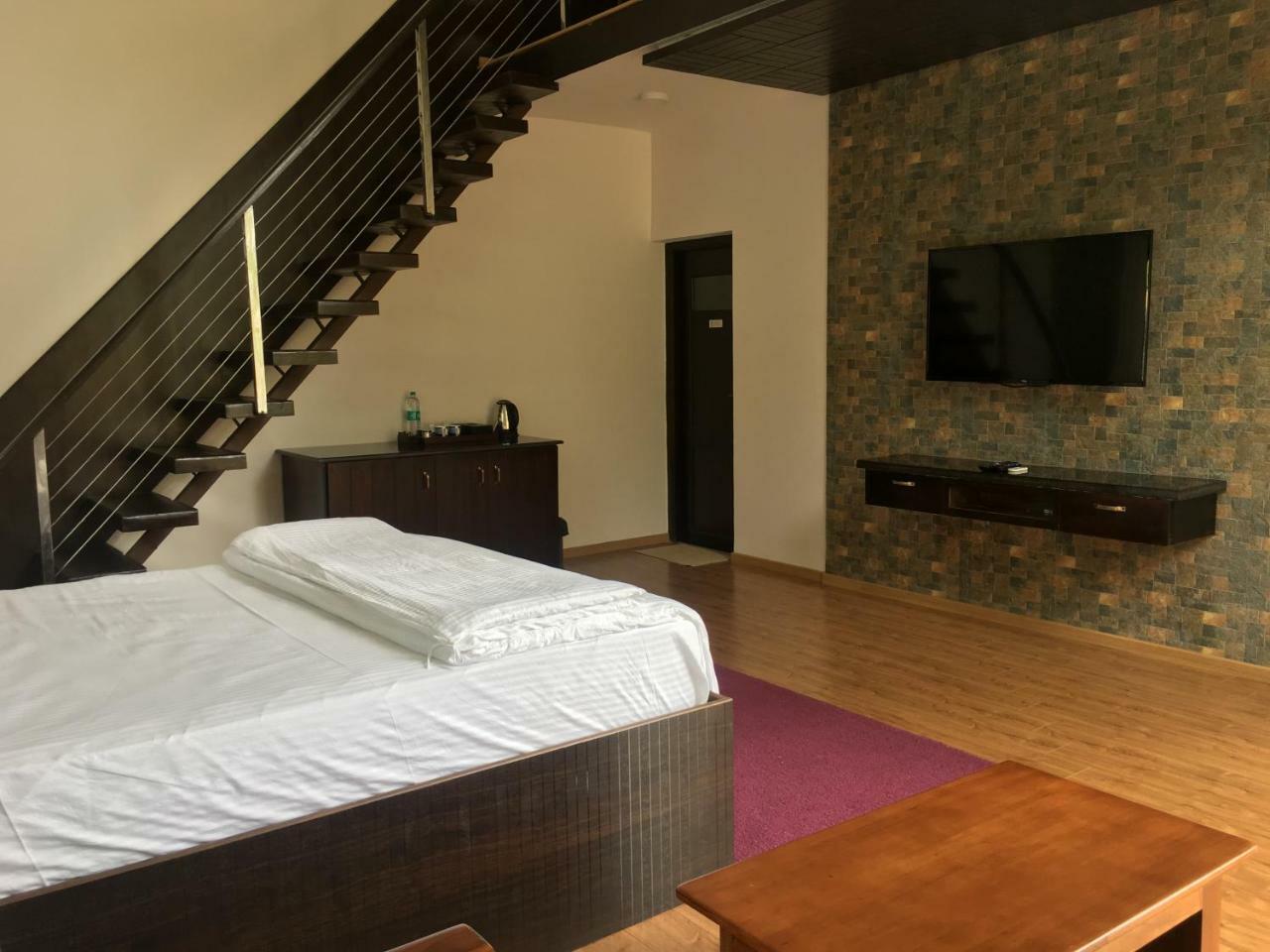 Silvertip Cafe & Homestay Котажирі Екстер'єр фото
